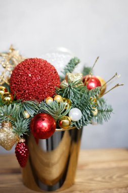 Noel ağacı ve süslemeler masanın üstünde.