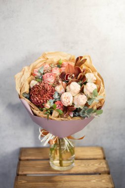 Vazodaki bir buket güzel çiçek.