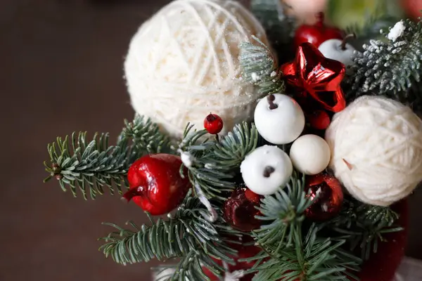 Noel ağacı ve süslemeler masanın üstünde.