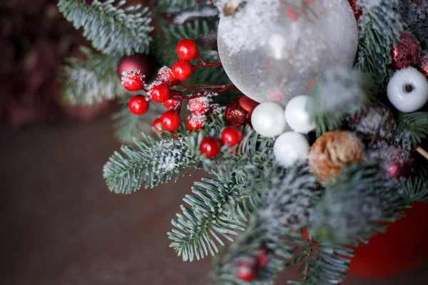Noel ağacı ve süslemeler masanın üstünde.