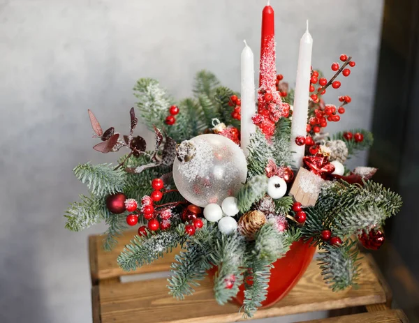 桌上的圣诞树和装饰品 — 图库照片