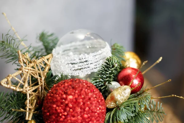 Noel ağacı ve süslemeler masanın üstünde.