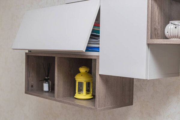 современные стеллажи в светлых тонах