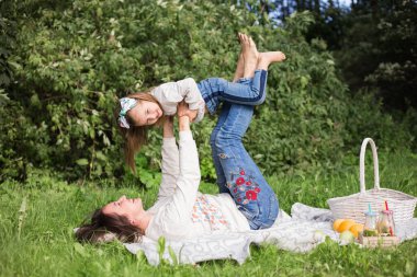 Anne ve çocuk ormanda dinleniyor.