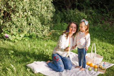 Anne ve çocuk ormanda dinleniyor.
