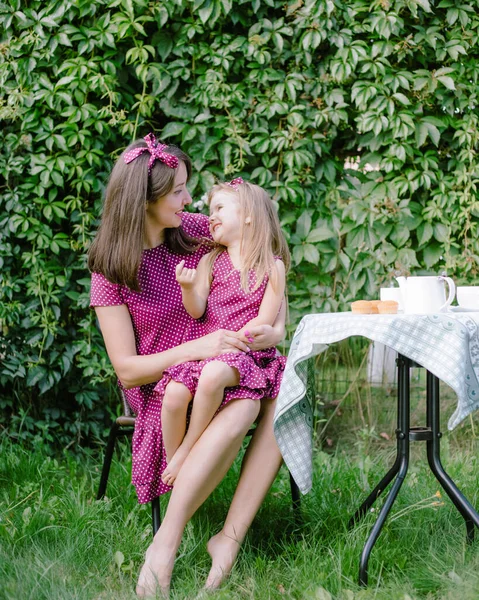 Mère Enfant Jouent Dans Jardin — Photo