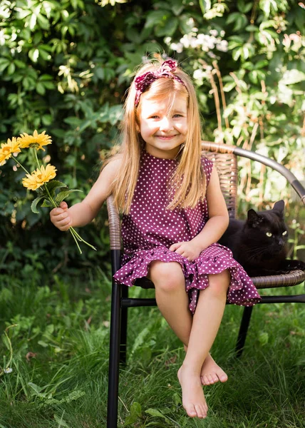 Fille Avec Des Fleurs Trouve Dans Jardin — Photo