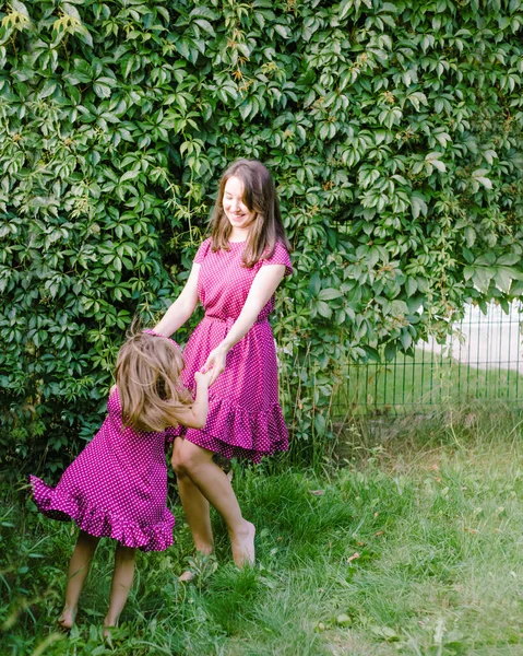 Mãe Criança Brincam Jardim — Fotografia de Stock