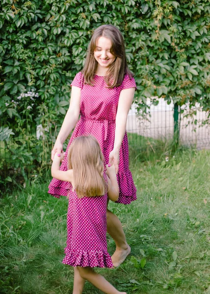 Anne ve çocuk bahçede oynuyorlar.