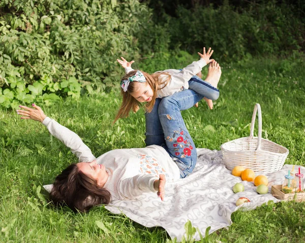 Mutter Und Kind Ruhen Sich Wald Aus — Stockfoto