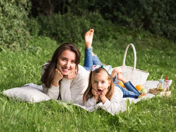 Mãe Filho Descansam Floresta — Fotografia de Stock