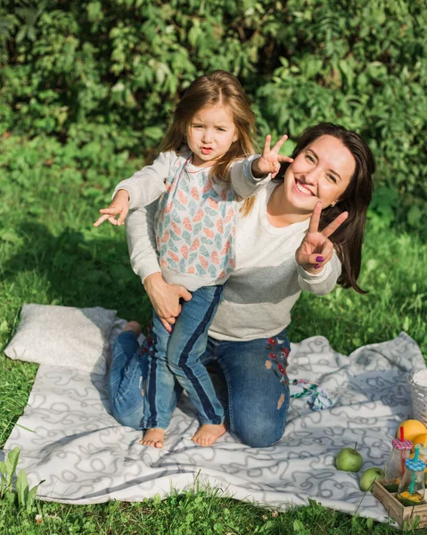 Mãe Filho Descansam Floresta — Fotografia de Stock