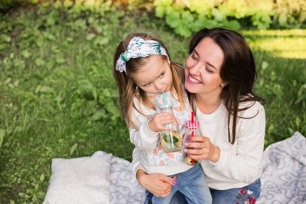 Mutter Und Kind Ruhen Sich Wald Aus — Stockfoto