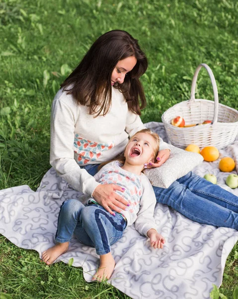 Mãe Filho Descansam Floresta — Fotografia de Stock