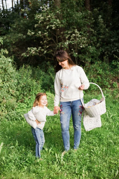 Mutter Und Kind Ruhen Sich Wald Aus — Stockfoto