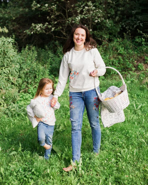 Mutter Und Kind Ruhen Sich Wald Aus — Stockfoto