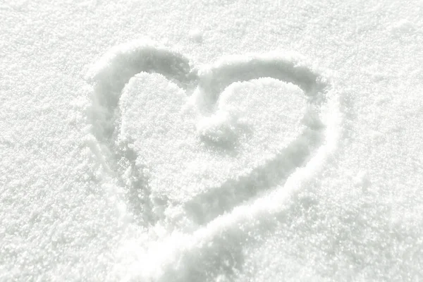 バレンタインの日の雪の心 — ストック写真
