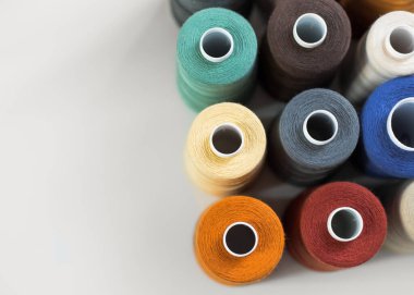 Dikiş dikmek için ipliklerin makaraları