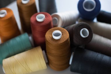 Dikiş dikmek için ipliklerin makaraları