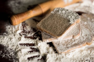 Masada un olan ekmek.