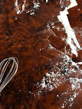 Tahta masaya saçılmış un.