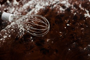 Tahta masaya saçılmış un.