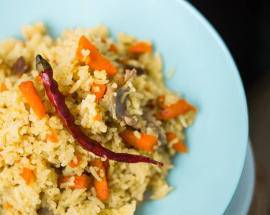 Havuç ve tavuklu sıcak saban.