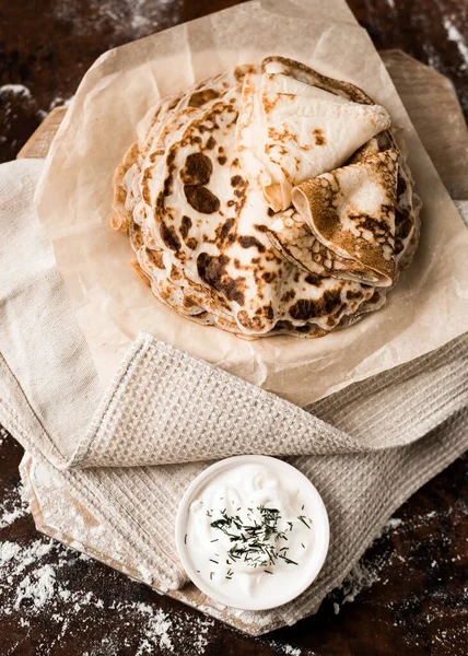 Pannkakor Med Gräddfil Bordet — Stockfoto