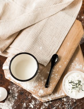 Masadaki krep için ekşi krema