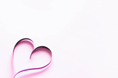 Beyaz arka planda pembe kalp