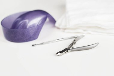 Beyaz arkaplanda manikürlü araçlar