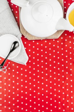 Tabaklı yeşil çay ve çaydanlık manzarası