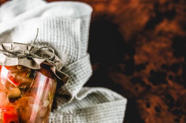 Kavanozda marine edilmiş salata.