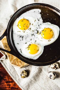 Tavada kızarmış yumurta.