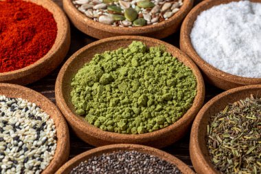 Sağlıklı gıda ve vejetaryen konsepti, matcha çayı ve evde ve restoranda yemek ve salata pişirmek için diğer malzemeler.