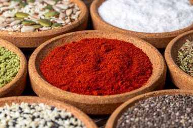 İçinde farklı baharatlar ve yemek pişirmek için malzemeler olan küçük kaseler. Pudralanmış Paprika kırmızı biber makro fotoğraf..