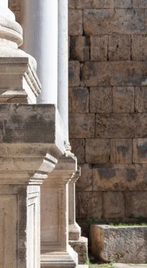 Roma İmparatorluğu zamanına ait eski sütunlar. Antika Tarihi bir yer.