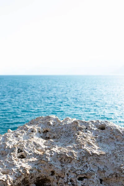 Λευκός Μεγάλος Βράχος Στα Βουνά Πάνω Από Γαλάζια Θάλασσα Κάθετη — Φωτογραφία Αρχείου