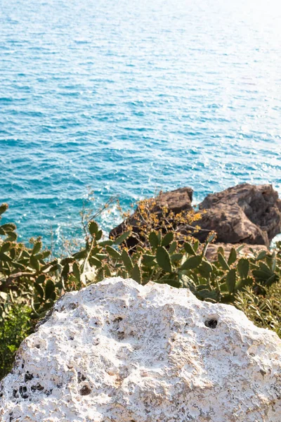 Μεσογειακή Θάλασσα Έννοια Λευκός Πέτρινος Βράχος Πάνω Από Θαλασσινό Νερό — Φωτογραφία Αρχείου