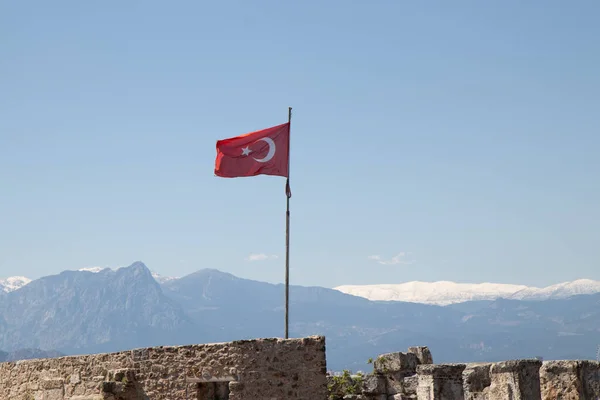 Viftande Turkisk Flagga Plockas Till Det Gamla Stentornet — Stockfoto