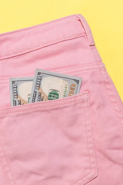 Jeans Rosa Con Dollari Tasca Sfondo Giallo — Foto Stock