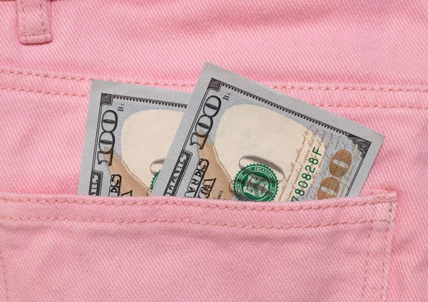 Yüz Amerikan doları yakın çekim fotoğrafçılığı. Amerikan parası cebimde.