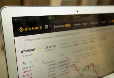 Moskova, Rusya - 25 Temmuz 2021: Binance şifreli döviz, alım satım katı, borsa, BTC, USDT, RUB web sayfasının fotoğrafları. Satmak ve evden bitcoin olmak