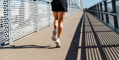 Kentsel ortamlarda açık havada egzersiz yapan bayan koşucu