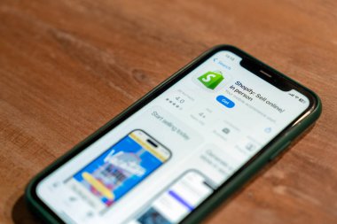 Akıllı telefon ekranında Uygulama Mağazasında mobil uygulamayı Shopify uygulaması: Sırbistan, Novi Sad - 08 Kasım 2025