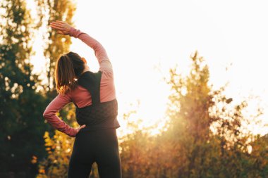Aktif kadın dış görünüş fotoğrafçılığı yapıyor..