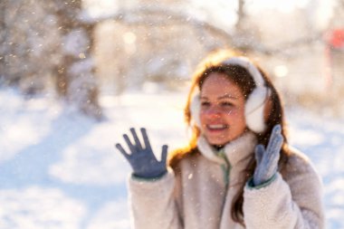 Açık havada mutlu bir kadının kavramsal kış fotoğrafı.