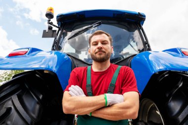 Çiftlikte traktörden erkek tarım ekipmanı tamircisi