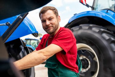 Tarım mekaniği denetleme traktörü