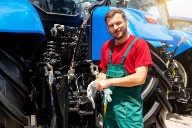 Taşrada traktörle erkek çiftçinin portresi